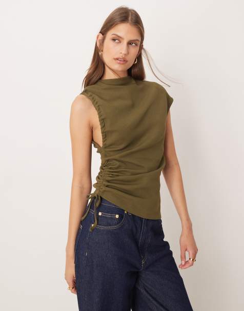 ASOS DESIGN – Geripptes Oberteil in Khaki mit geraffter Seite und Stehkragen - view 1