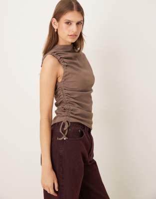 ASOS DESIGN - Geripptes Oberteil in Schokobraun mit geraffter Seite und Stehkragen-Brown