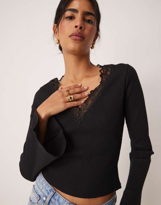 ASOS DESIGN – Geripptes Oberteil in Schwarz mit Spitzenbesatz, ausgestellten Ärmeln und V-Ausschnitt, 3 von 4