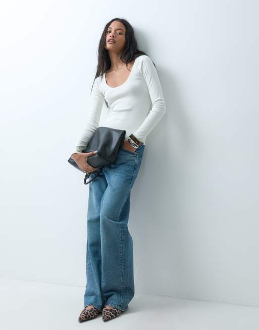 ASOS DESIGN geripptes Oberteil mit U-Ausschnitt und langen Ärmeln in Weiß, 2 von 4
