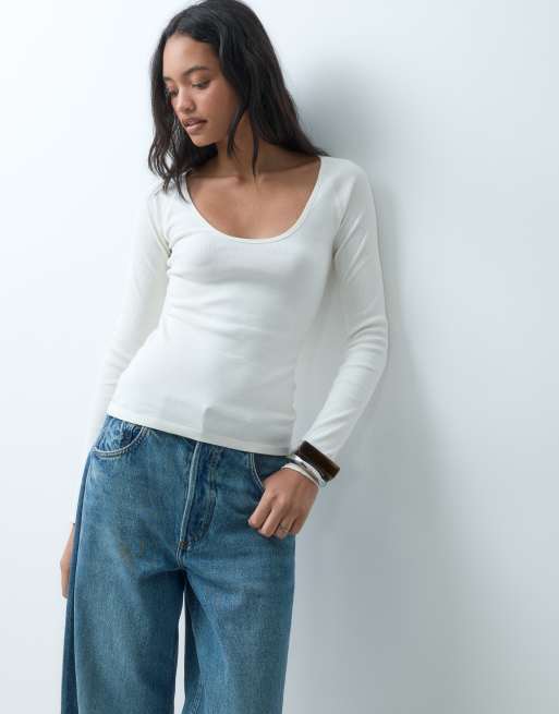 ASOS DESIGN geripptes Oberteil mit U-Ausschnitt und langen Ärmeln in Weiß, 3 von 4