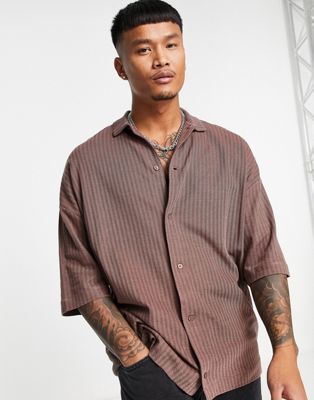 ASOS DESIGN – Geripptes Oversize-Jerseyhemd in Braun mit halblangen Ärmeln