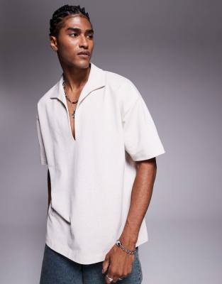 ASOS DESIGN – Geripptes Oversize-Polohemd in beiger Leinenoptik - view 1