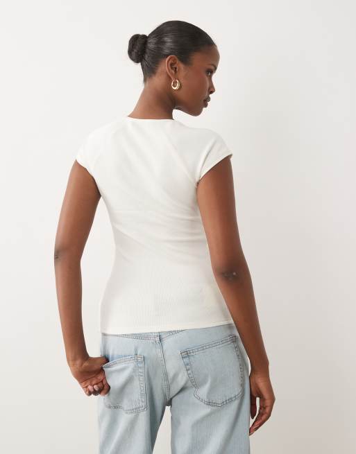ASOS DESIGN geripptes Raglan-Baby-T-Shirt mit V-Ausschnitt in Weiß, 4 von 4