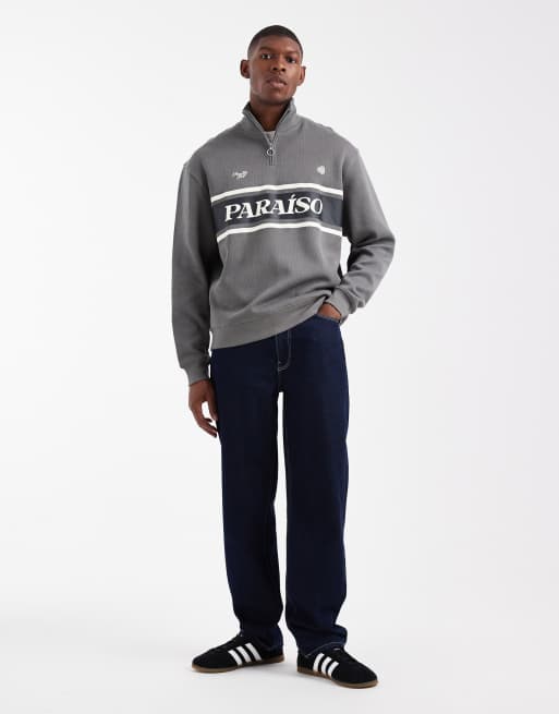 ASOS DESIGN – Geripptes Relaxed-Fit-Sweatshirt mit kurzem Reißverschluss und sportlichem Print, 2 von 5