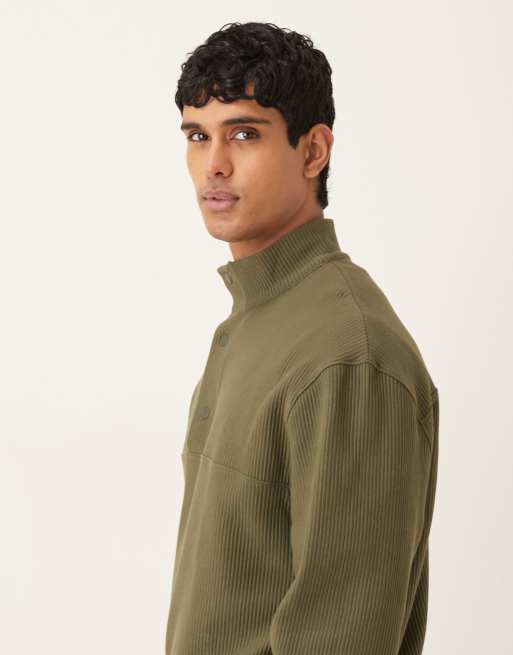 ASOS DESIGN – Geripptes Relaxed-Fit-T-Shirt in Khaki mit Stehkragen, 4 von 5
