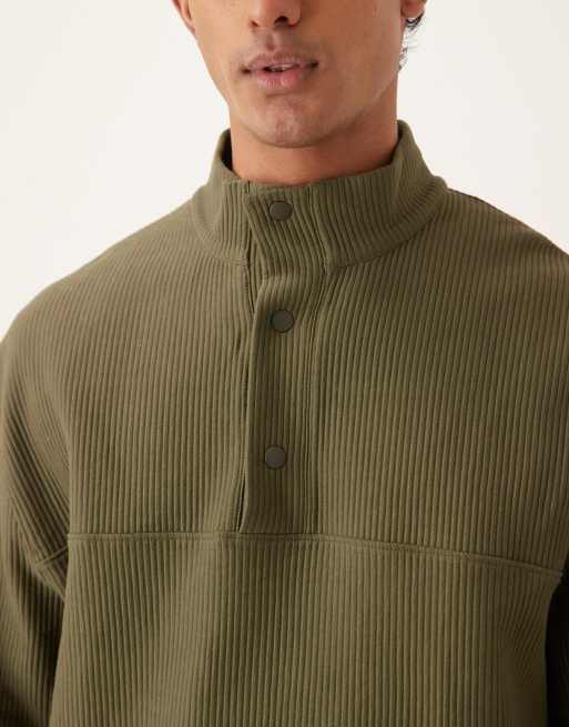 ASOS DESIGN – Geripptes Relaxed-Fit-T-Shirt in Khaki mit Stehkragen, 5 von 5