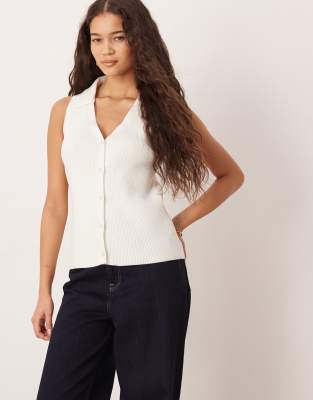 ASOS DESIGN - Geripptes Strickoberteil in Weiß mit Kragen