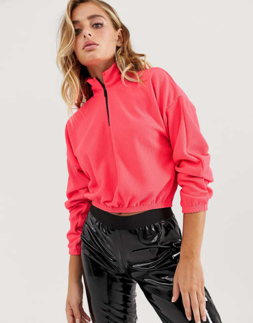 ASOS DESIGN – Geripptes Sweatshirt mit Reißverschlusskragen in Neonrosa