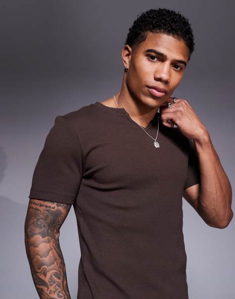 ASOS DESIGN – Geripptes T-Shirt in Braun mit Einkerbung am Kragen und körperbetontem Schnitt - view 1