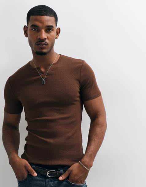 ASOS DESIGN – Geripptes T-Shirt in Braun mit Einkerbung am Kragen und körperbetontem Schnitt - view 1