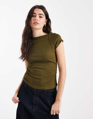ASOS DESIGN - Geripptes T-Shirt in Olivgrün mit Kappärmeln und Raffung