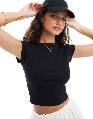 ASOS DESIGN - Geripptes T-Shirt in Schwarz mit knappem, kurzem Schnitt und Flügelärmeln