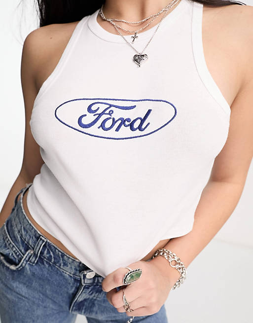 ASOS DESIGN – Geripptes Tanktop in Weiß mit lizenzierter  Ford-Grafikstickerei | ASOS