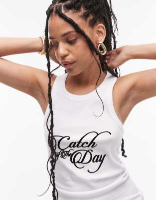 ASOS DESIGN - Geripptes Tanktop in Weiß mit Slogan und Ringerrücken
