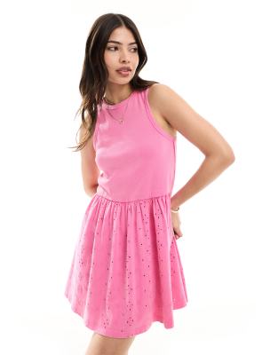 ASOS DESIGN - Geripptes Tanktop-Midikleid in Rosa mit Lochmuster am Rockteil