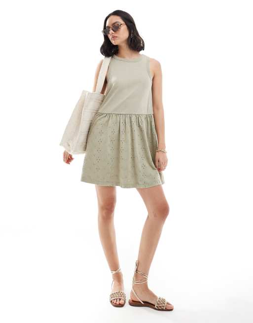 ASOS DESIGN – Geripptes Tanktop-Minikleid in Salbeigrün mit Lochstickerei am Rock