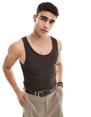 ASOS DESIGN – Geripptes Trägershirt in Dunkelbraun mit körperbetontem Schnitt