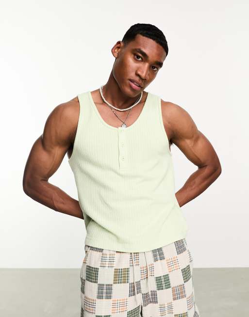 ASOS DESIGN – Geripptes Trägershirt in Grün mit U-Ausschnitt und Knopfdetail