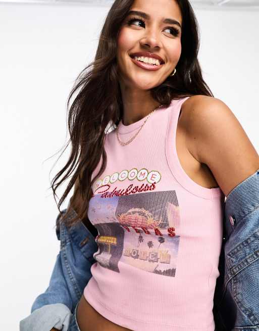 ASOS DESIGN – Geripptes Trägershirt in Rosa mit „Las Vegas“-Hotfix-Grafik