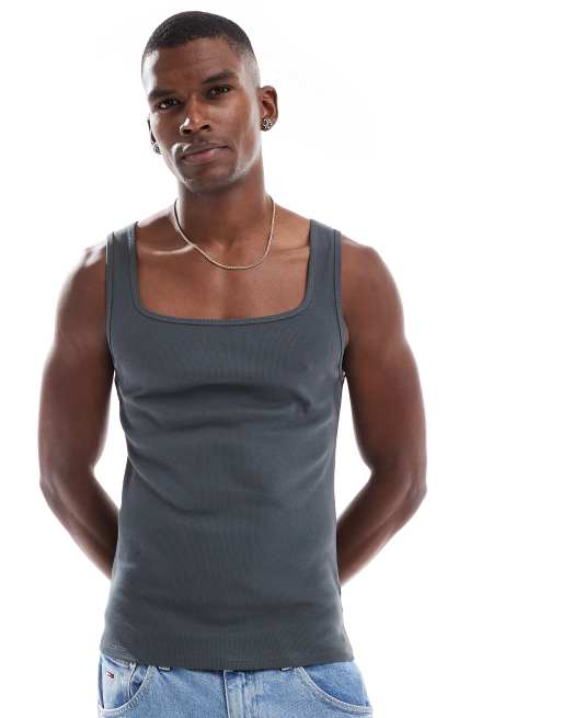 ASOS DESIGN – Geripptes Trägershirt mit körperbetontem Schnitt in Anthrazit