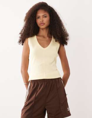 ASOS DESIGN - Geripptes Trägertop in Buttermilchgelb mit sichtbaren Nähten und V-Ausschnitt