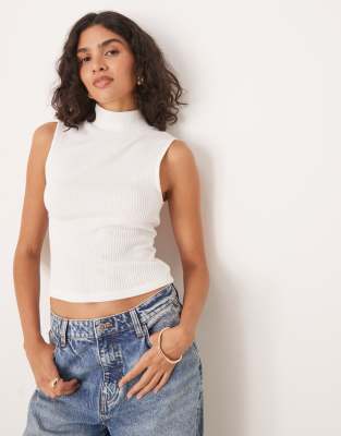 ASOS DESIGN - Geripptes Trägertop in Cremeweiß mit Rollkragen
