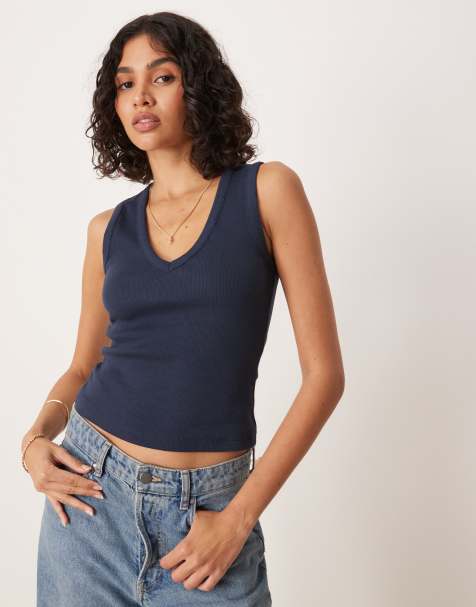 ASOS DESIGN – Geripptes Trägertop in Marineblau mit V-Ausschnitt - view 1