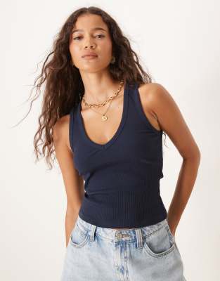 ASOS DESIGN - Geripptes Trägertop in Marineblau mit V-Ausschnitt
