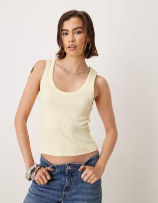 ASOS DESIGN - Geripptes Trägertop in Pastellgelb mit U-Ausschnitt-Keine Farbe