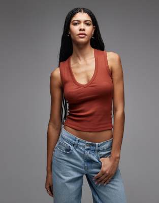 ASOS DESIGN - Geripptes Trägertop in Rostrot mit V-Ausschnitt-Orange