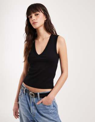 ASOS DESIGN - Geripptes Trägertop in Schwarz mit V-Ausschnitt