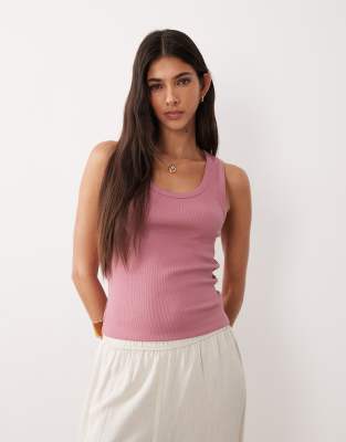 ASOS DESIGN - Geripptes Trägertop in verwaschenem Rosa mit breiter Einfassung und U-Ausschnitt