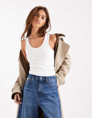 ASOS DESIGN - Geripptes Trägertop in Weiß mit breiter Einfassung und U-Ausschnitt