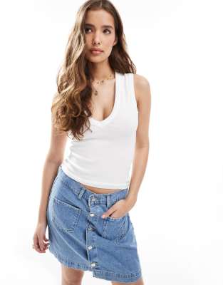 ASOS DESIGN - Geripptes Trägertop in Weiß mit V-Ausschnitt