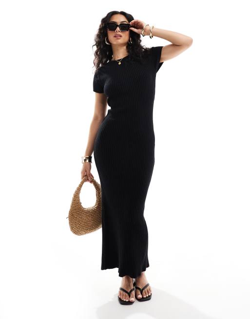 ASOS DESIGN – Geripptes, wadenlanges Strickkleid in Schwarz mit Rundhalsausschnitt