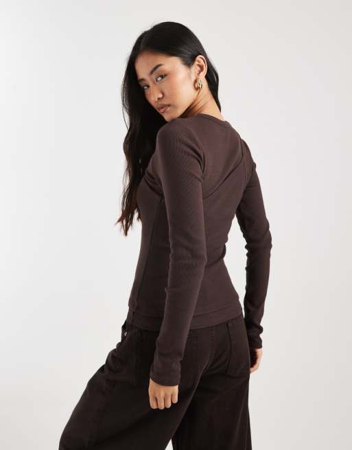 ASOS DESIGN – Geripptes, zweilagiges, langärmliges Oberteil in Braun mit One-Shoulder-Träger, 2 von 4