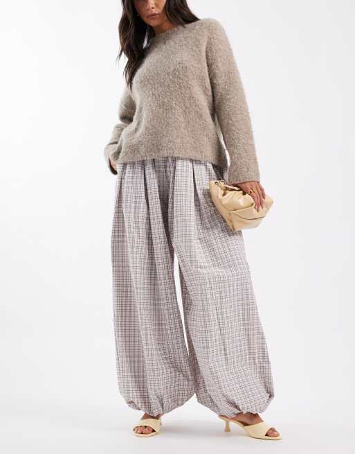 ASOS DESIGN - Geruite broek met bolle zoom in bruin