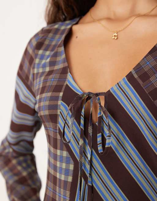 ASOS DESIGN - Geruite maxi-jurk met uitlopende mouwen en V-hals, 4 van 4