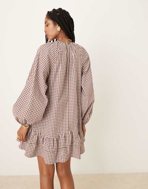 ASOS DESIGN - Geruite mini jurk met verlaagde taille, ruches en kanten rand in bruin, 3 van 4