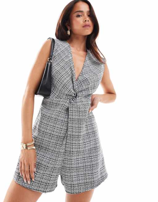 ASOS DESIGN - Geruite playsuit van bouclé met gedraaide voorkant in zwart en wit