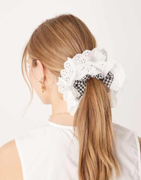 ASOS DESIGN - Geruite scrunchie met ruches van broderie - view 1