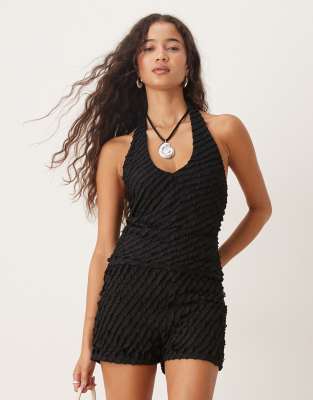 ASOS DESIGN - Gerüschte Hotpant-Shorts in Schwarz, Kombiteil