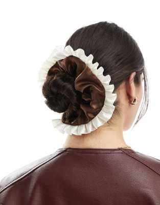 ASOS DESIGN - Gerüschter Haargummi-Scrunchie aus Satin in Braun