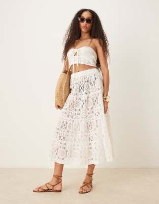 ASOS DESIGN - Gerüschter, transparenter Midaxi-Rock in Weiß mit Lochstickerei