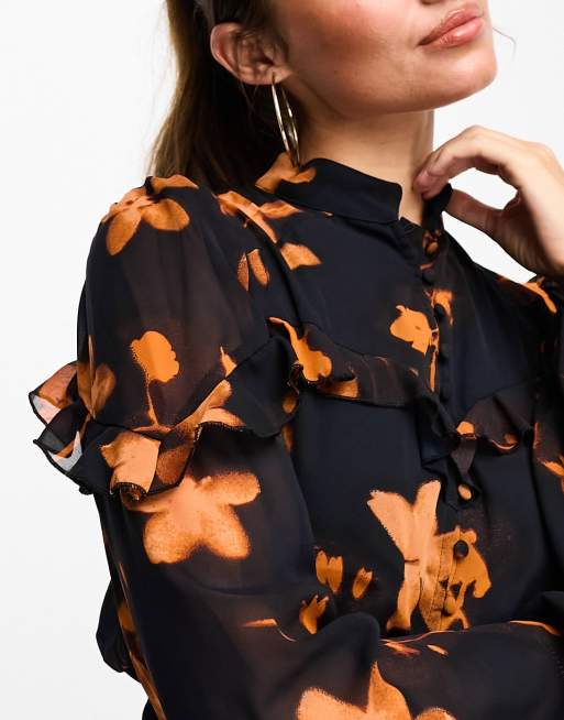 ASOS DESIGN – Gerüschtes Maxikleid mit gerafftem Oberteil, Knopfleiste und dunkelorangem Blumenmuster, 2 von 4