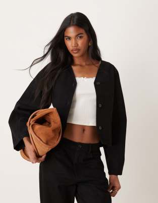 ASOS DESIGN - Gesäumte Jeansjacke in Schwarz mit geformten Ärmeln