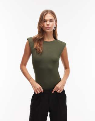 ASOS DESIGN - Geschmeidiger, ärmelloser Body in Grün mit Schulterpolstern