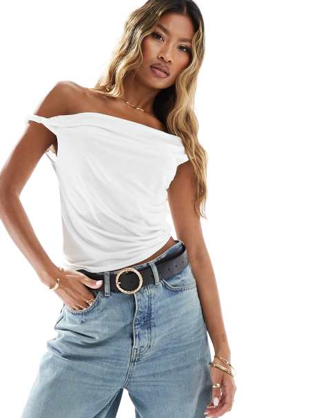 ASOS DESIGN – Geschmeidiges, asymmetrisches Oberteil Weiß mit abfallendem, verdrehtem Träger - view 1