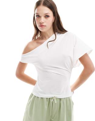 ASOS DESIGN - Geschmeidiges, drapiertes Oberteil in Elfenbein mit One-Shoulder-Träger und Flügelärmeln-Weiß